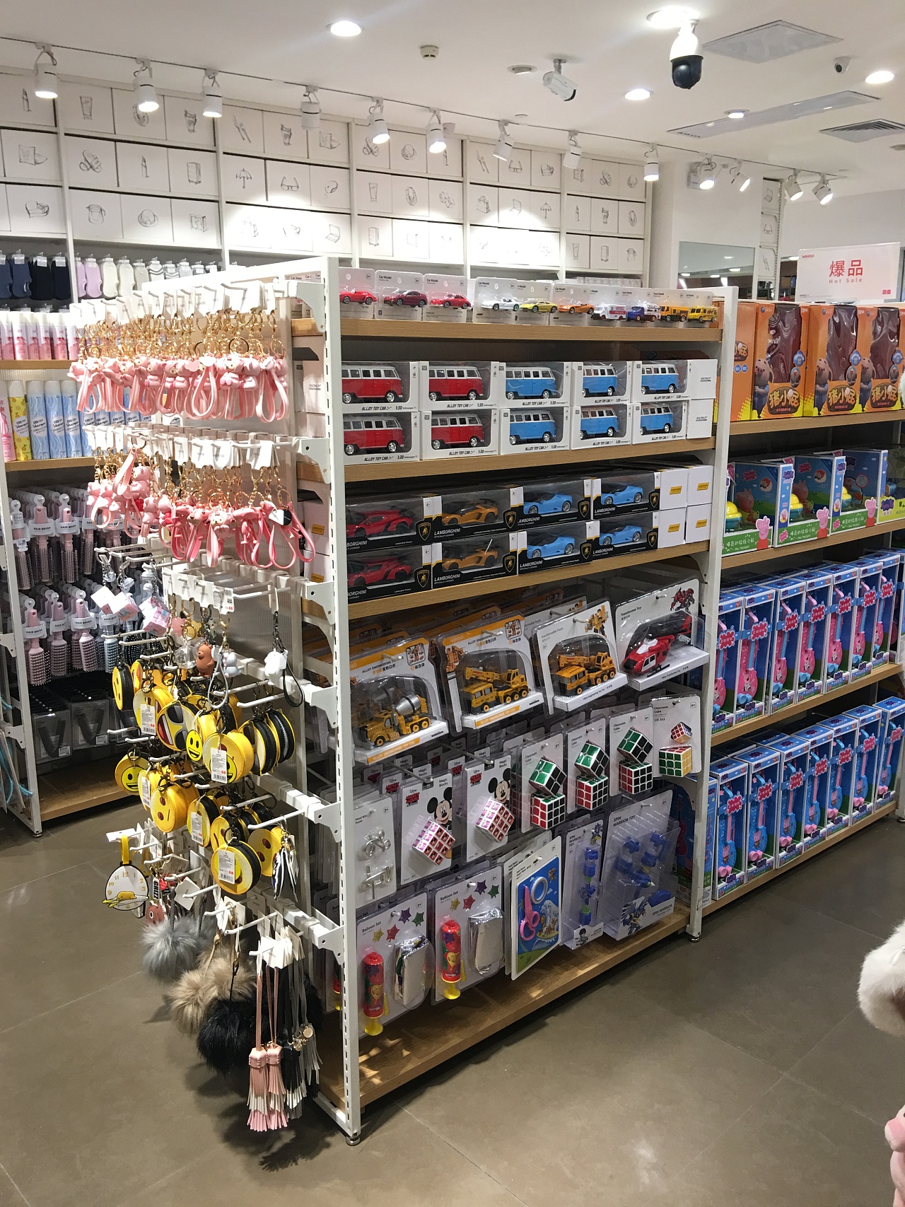 名创优品、诺米（Nome）百货店开店筹备全攻略 广州货架厂家的关键角色